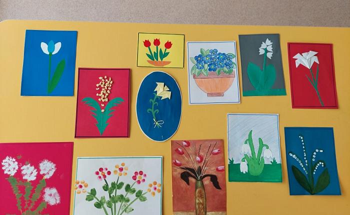 Выставка детского творчества "Самые красивые цветы для мамы"
