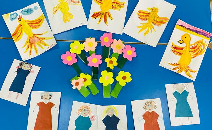 Выставка детского творчества "Самые красивые цветы для мамы"