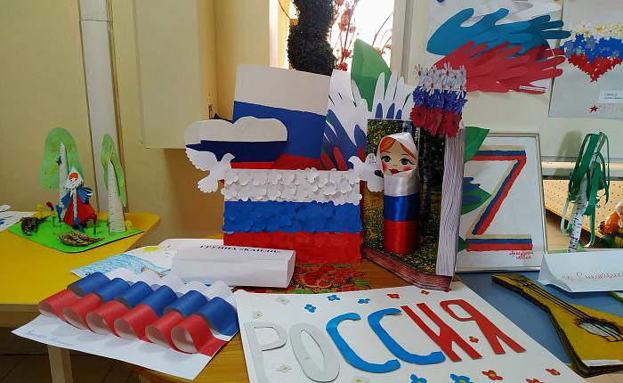 Выставка работ к Дню флага РФ
